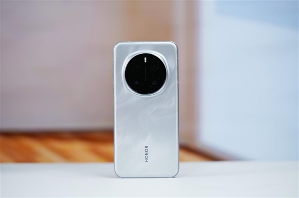 荣耀Magic8系列硬件疯狂堆料:苹果、华为都比不过