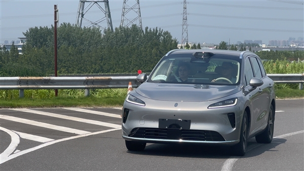 最亲民的鸿蒙智行来了！上汽集团总裁贾健旭带华为余承东试驾尚界H5