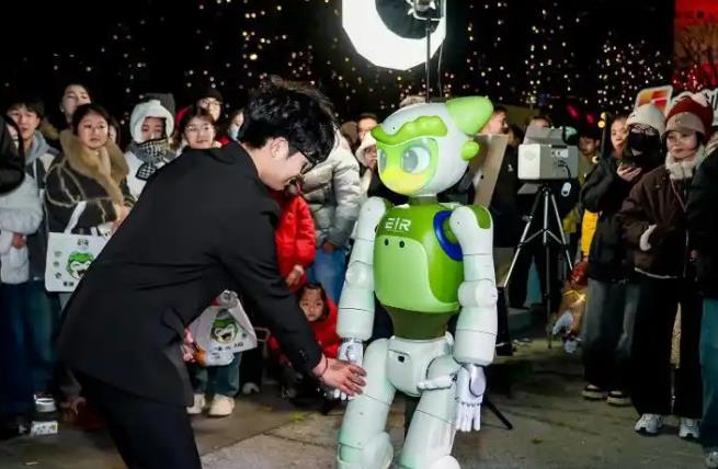 全球首款情感交互人形机器人“爱湫”新进展：会舞蹈，半月订单咨询近千次