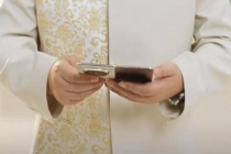 华为Mate X7搭载全新玄武架构：更耐摔、80℃热水也不怕